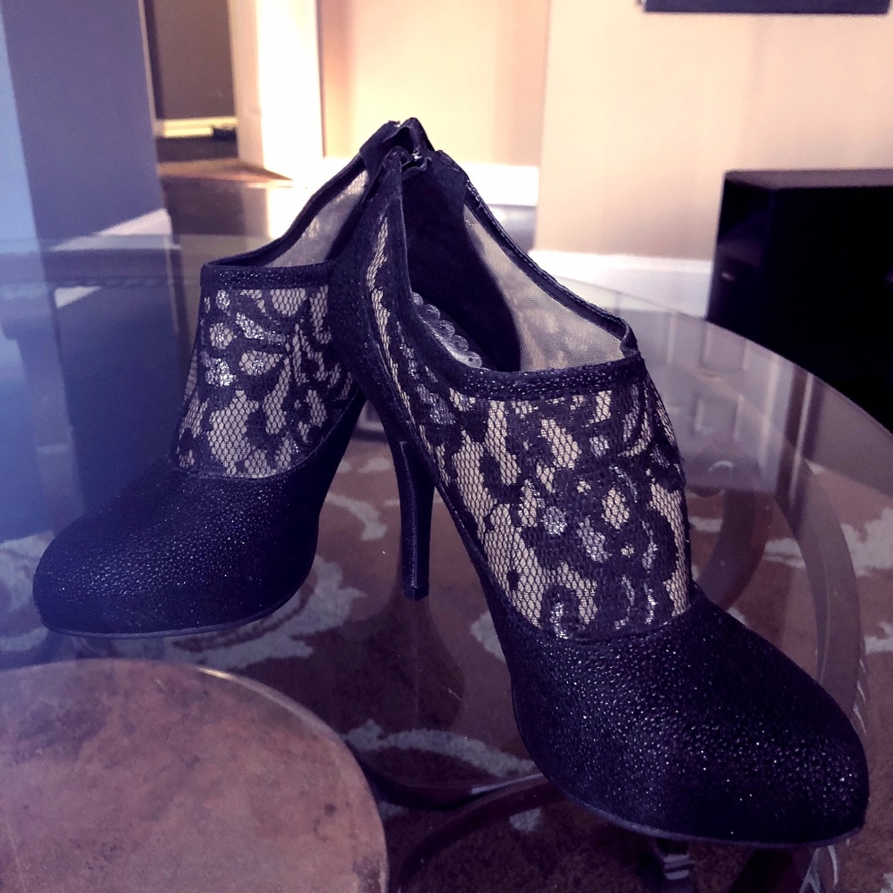 Lulu Townsend Black Heels Ankle Booties